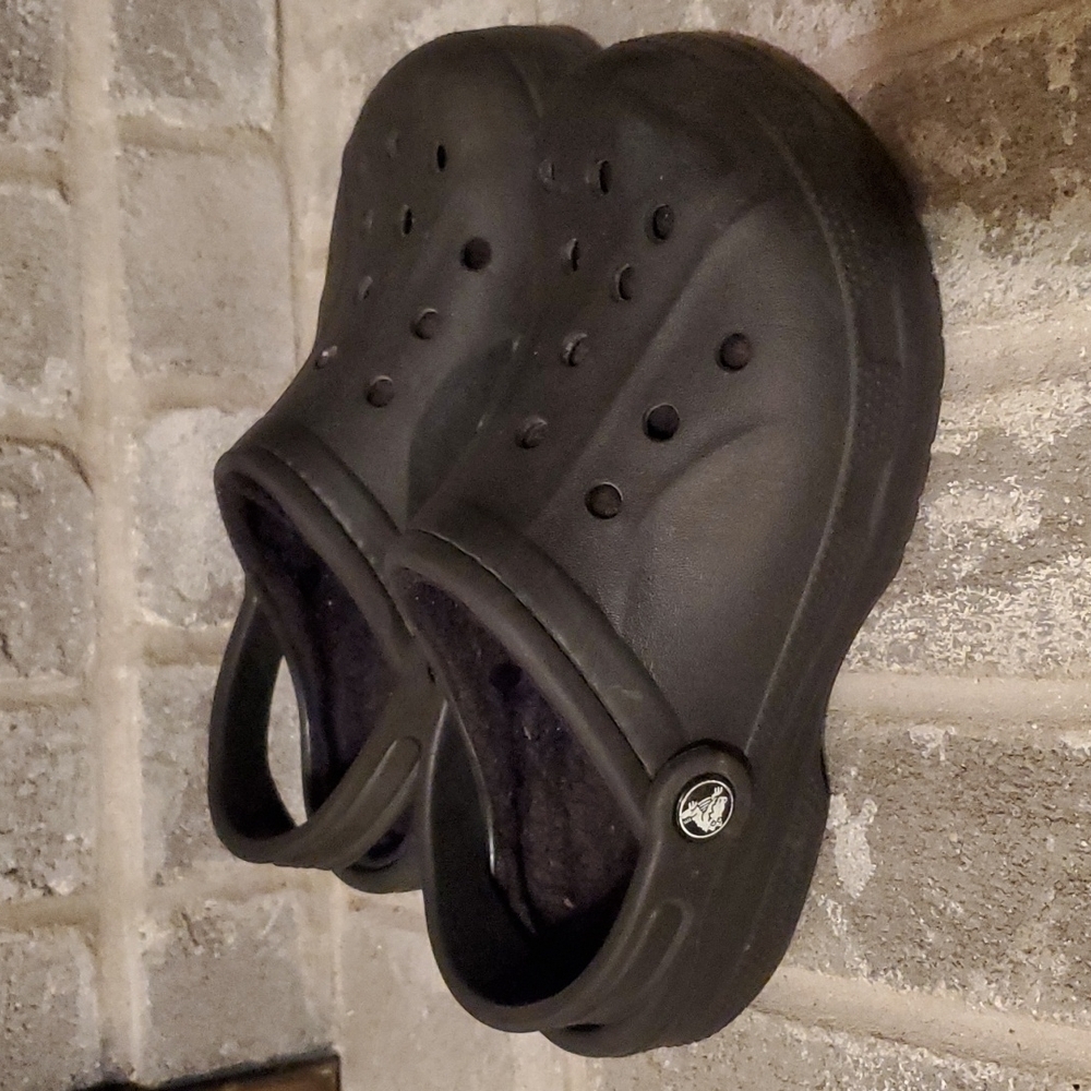 Crocs dual comfort faux fur lined size 6 womens or size 4 mens black